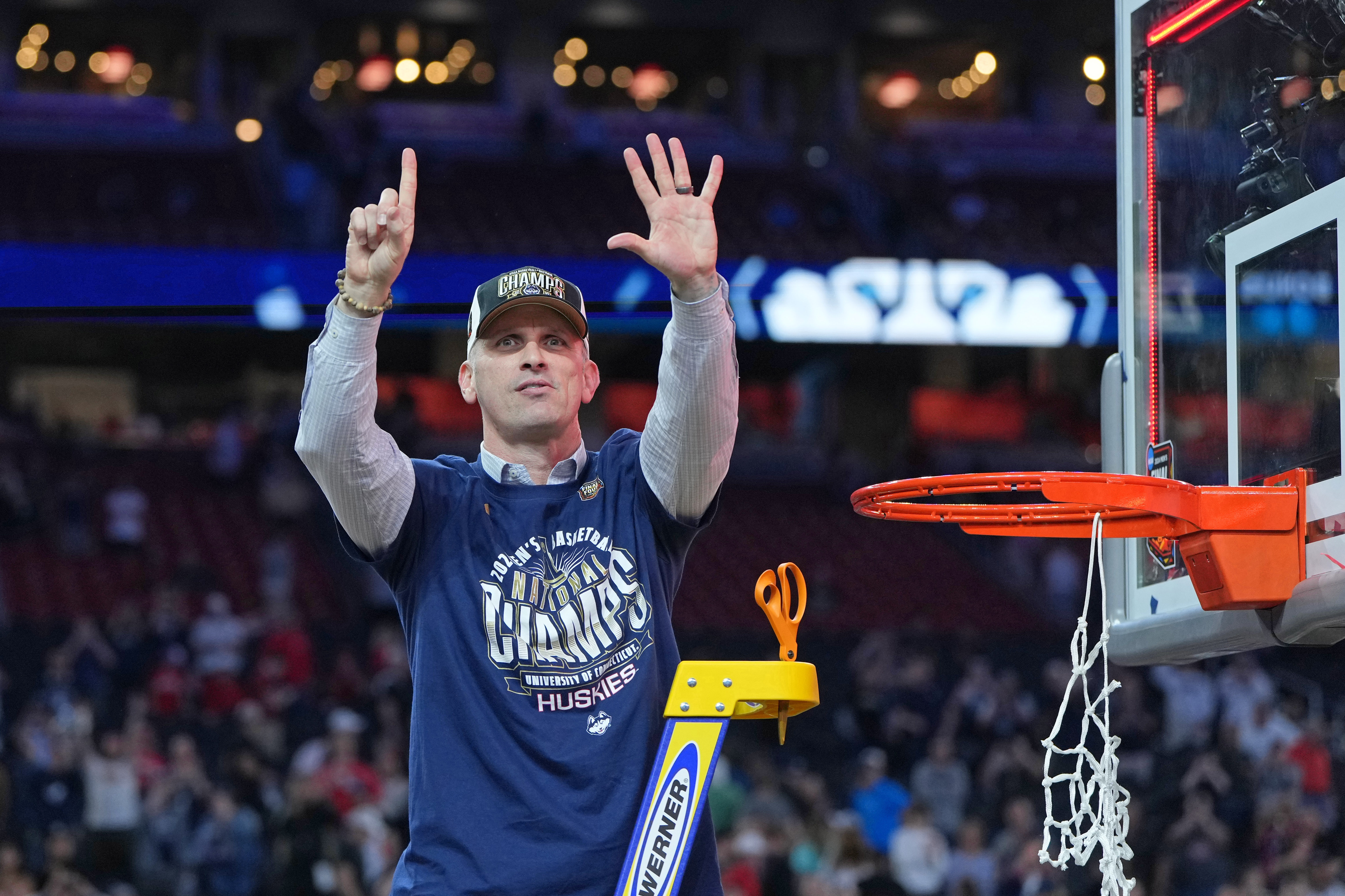 包含密尔沃基雄鹿训练开放日，今夜造点机会引欢呼，NBA总决赛在即，控场能力受关注的词条-九游体育app